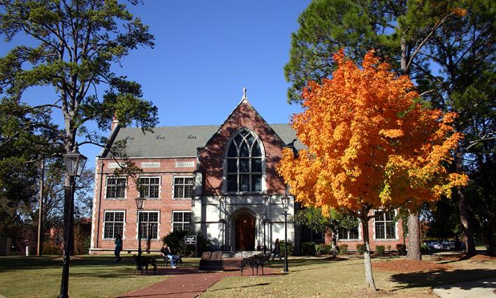 霍顿图书馆与秋天的树